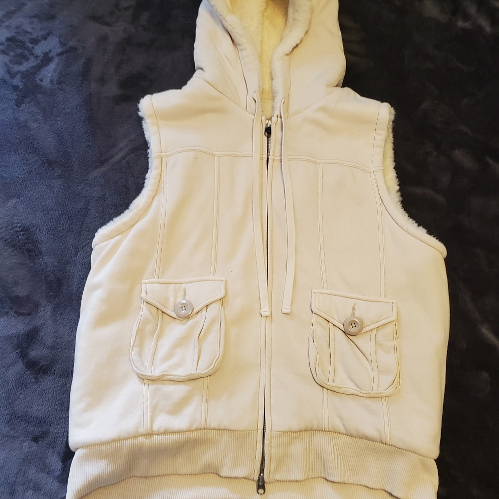 Vest with zipper pockets and hood